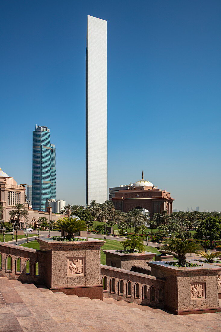 Wolkenkratzer gesehen vom Eingang zum Emirates Palace Hotel, Abu Dhabi, Vereinigte Arabische Emirate, Naher Osten
