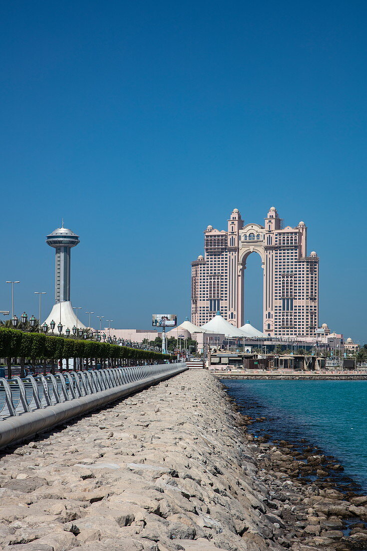 Straße zum Atlantis The Palm Hotel, Abu Dhabi, Vereinigte Arabische Emirate, Naher Osten