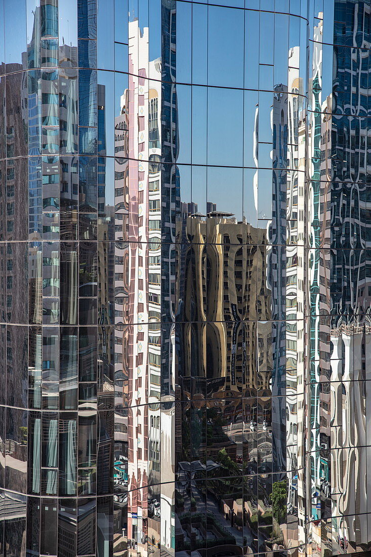 Spiegelung von Gebäuden in einem Wolkenkratzer, Abu Dhabi, Vereinigte Arabische Emirate, Naher Osten