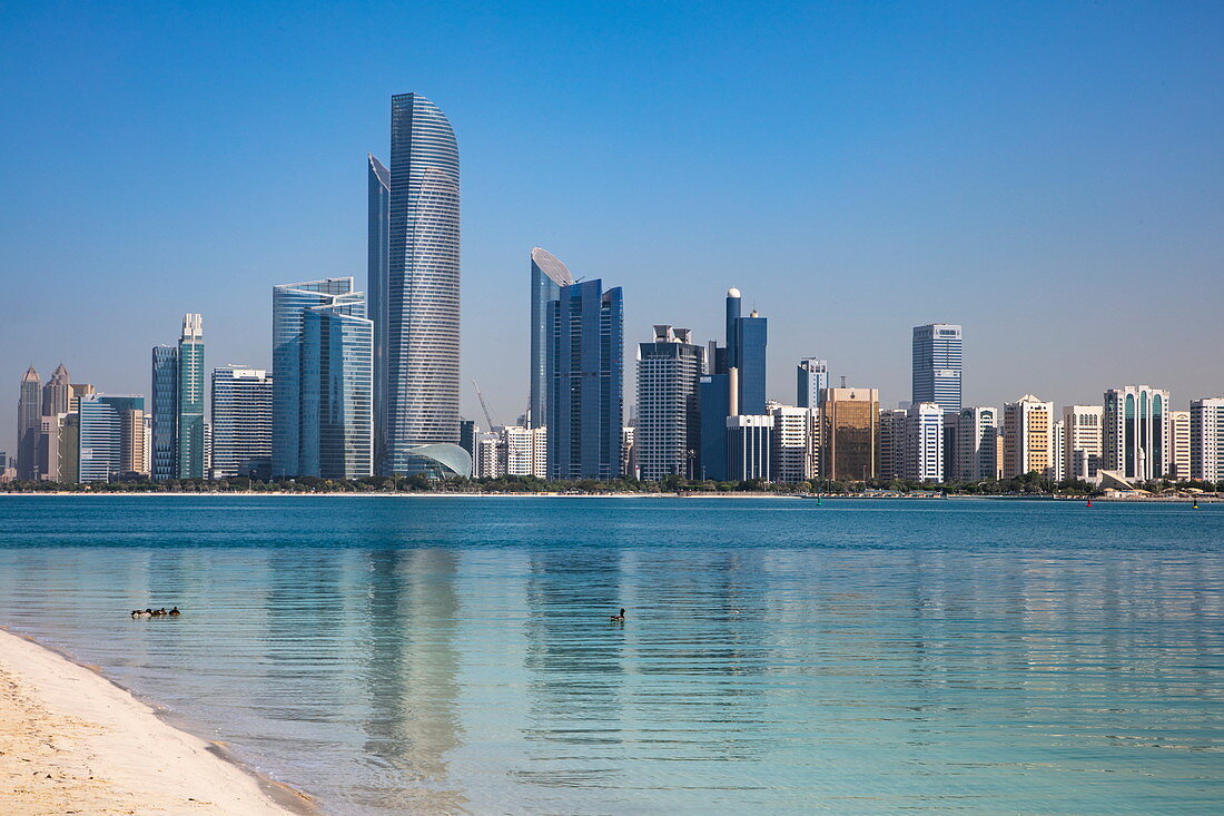 Skyline der Stadt vom Strand beim Heritage Village gesehen, Abu Dhabi, Vereinigte Arabische Emirate, Naher Osten