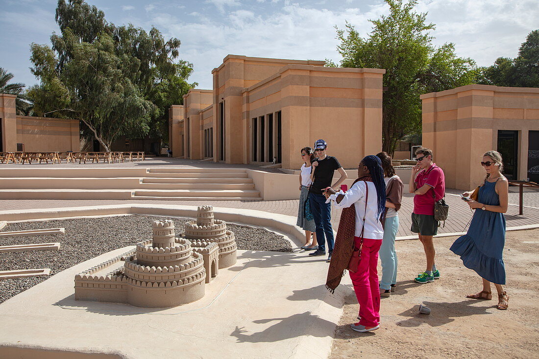 Touristen im Innenhof des Sheikh Zayed Palace Museum (Al Ain Palace Museum), Al Ain, Abu Dhabi, Vereinigte Arabische Emirate, Naher Osten