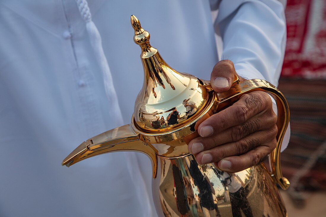 Detail einer Kaffeekanne während einer Arabischen Kaffeezeremonie bei einem lokalen Festival, nahe Al Ain, Abu Dhabi, Vereinigte Arabische Emirate, Naher Osten