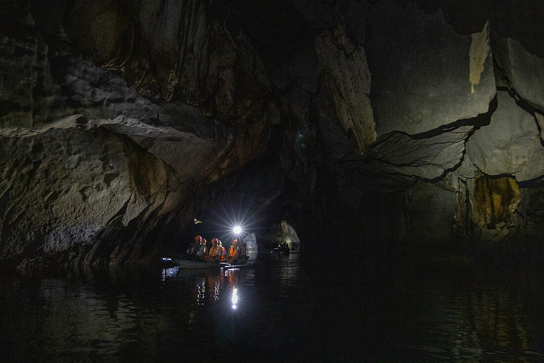Besucher fahren im Kanu durch Höhlen des unterirdischen Flusses im Puerto Princesa Subterranean River National Park, Cabayugan, Puerto Princesa, Puerto Princesa, Philippinen, Asien