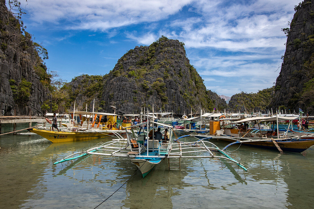 Traditional Filipino Banca outrigger canoes moored in the lagoon near Kayangan Lake, Banuang Daan, Coron, Palawan, Philippines, Asia