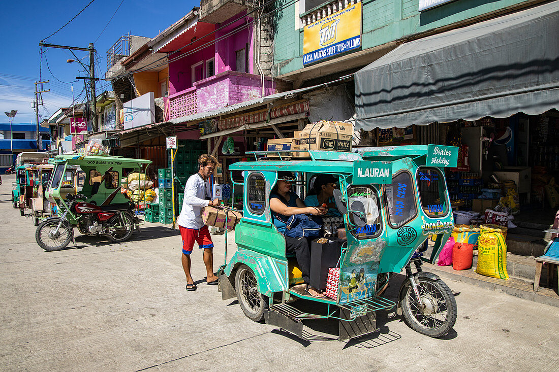 Einkaufsgüter werden in eine dreirädrige Rikscha geladen in Romblon Town, Barangay I, Romblon, Romblon, Philippinen, Asien
