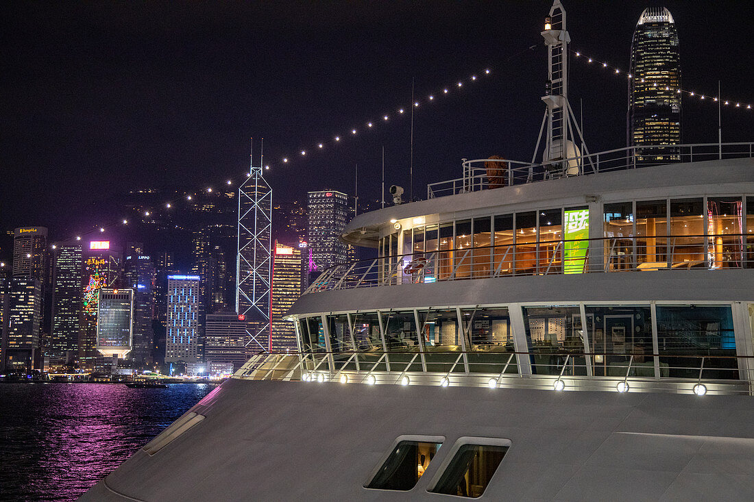 Brücke von Kreuzfahrtschiff Silver Shadow am Hong Kong Cruise Terminal mit Skyline der Stadt bei Nacht, Hong Kong, Hong Kong, China, Asien