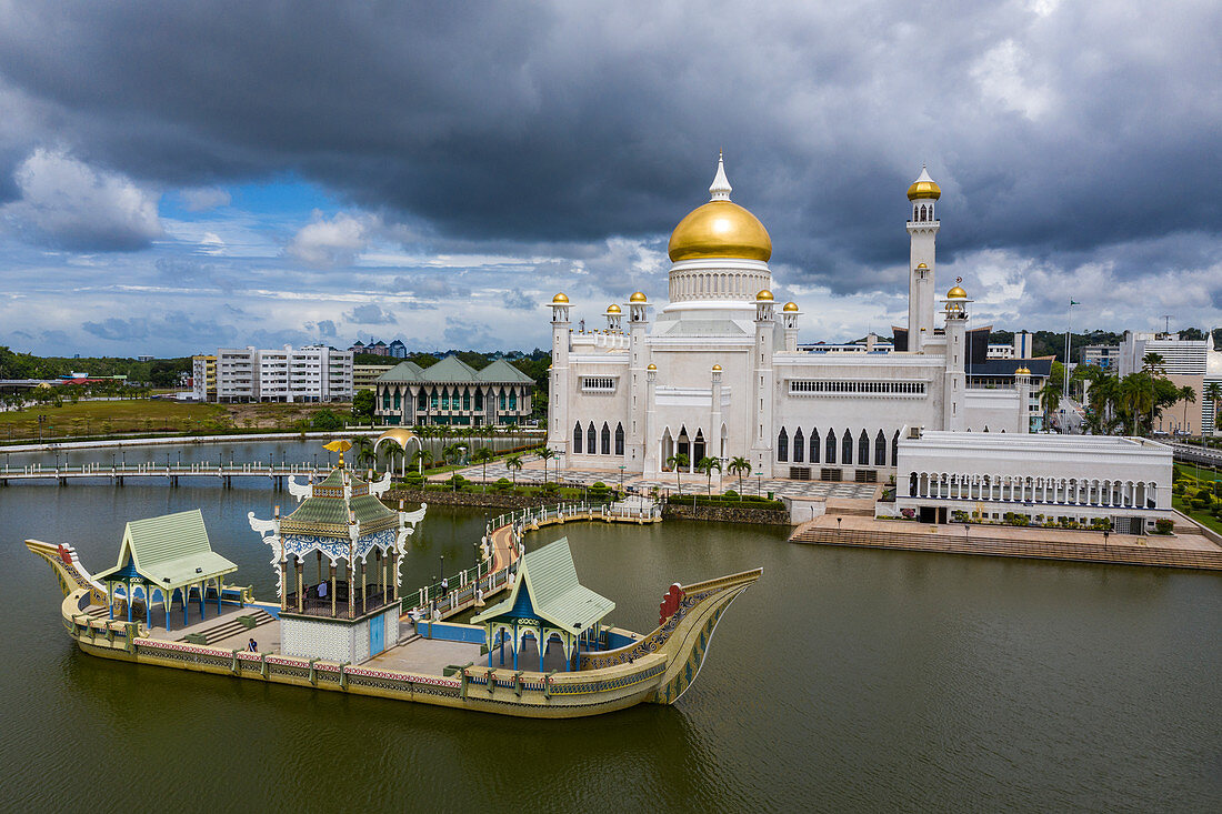 Aerial view of the Royal Barge and Omar Ali Saifuddien Mosque, Sungai Kedayan, Bandar Seri Begawan, Brunei-Muara District, Brunei, Asia