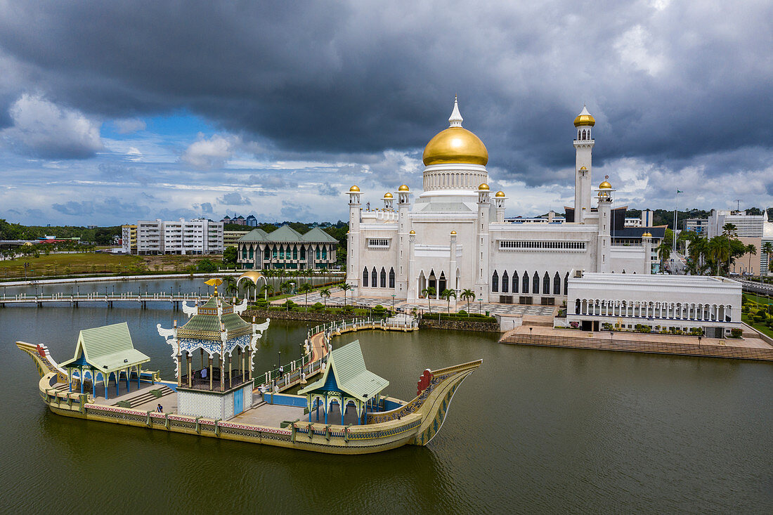 Luftaufnahme der Royal Barge und Omar Ali Saifuddien Moschee, Sungai Kedayan, Bandar Seri Begawan, Brunei-Muara District, Brunei, Asien