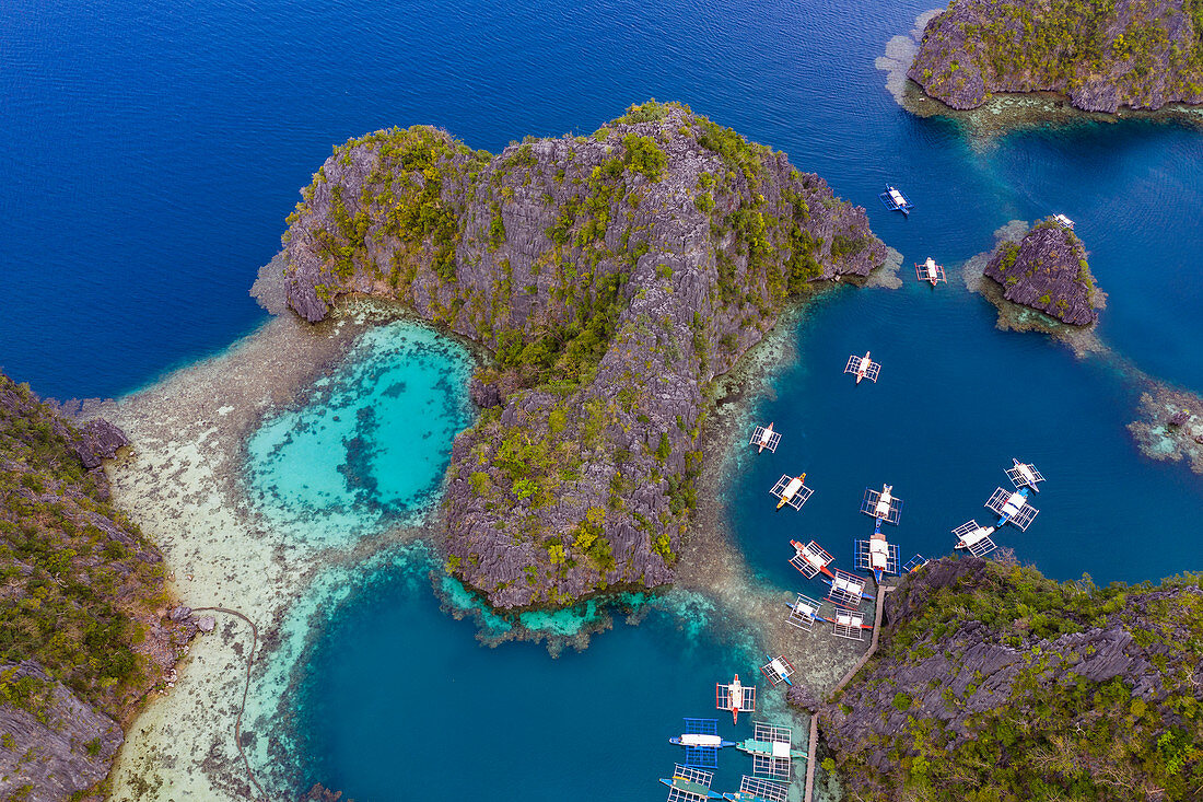 Luftaufnahme von traditionellen philippinischen Banca Auslegerkanus, die in der Lagune nahe des Kayangan-Sees liegen, Banuang Daan, Coron, Palawan, Philippinen, Asien