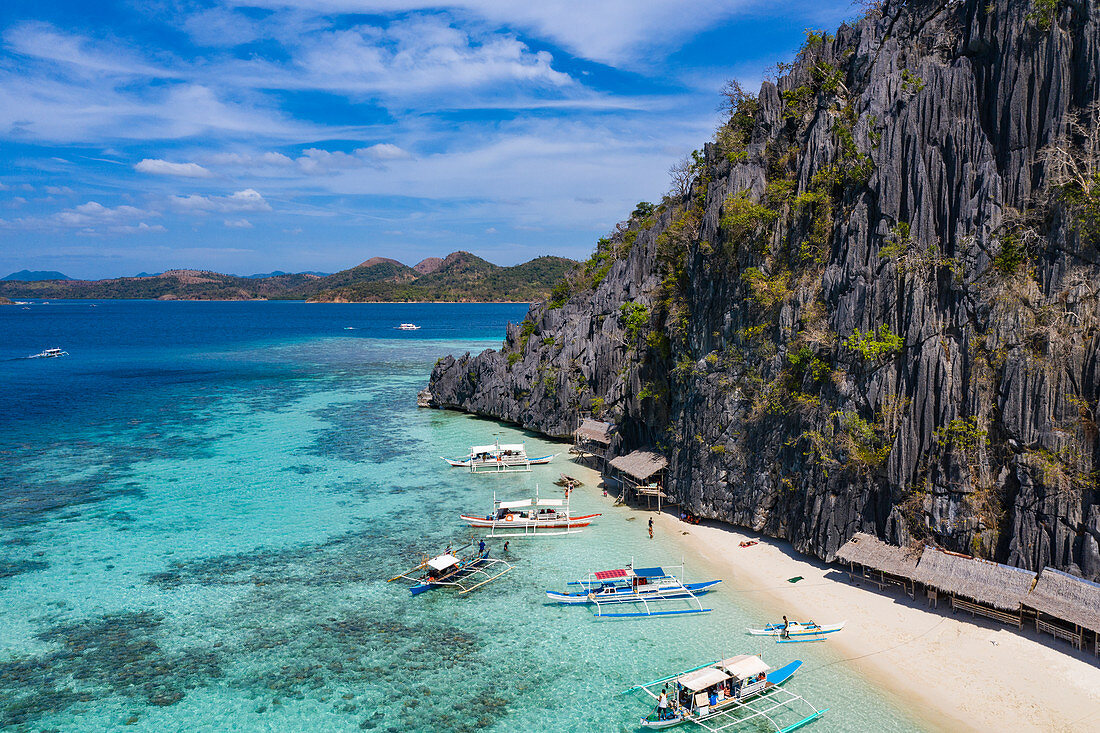 Aerial view of traditional Filipino Banca outrigger canoes on Dicantuman Beach on Coron Island, Banuang Daan, Coron, Palawan, Philippines, Asia