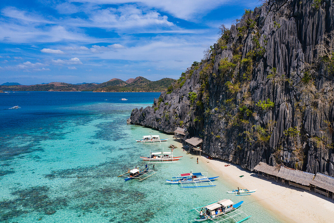 Luftaufnahme von traditionellen philippinischen Banca Auslegerkanus am Dicantuman Beach auf Coron Island, Banuang Daan, Coron, Palawan, Philippinen, Asien
