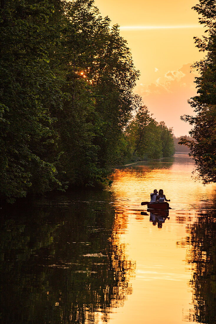 Paar paddelt Kanu in der Nähe der Schleusen Beveridge Locks am Fluss Tay River bei Sonnenuntergang, nahe Lower Rideau Lake, Ontario, Kanada, Nordamerika