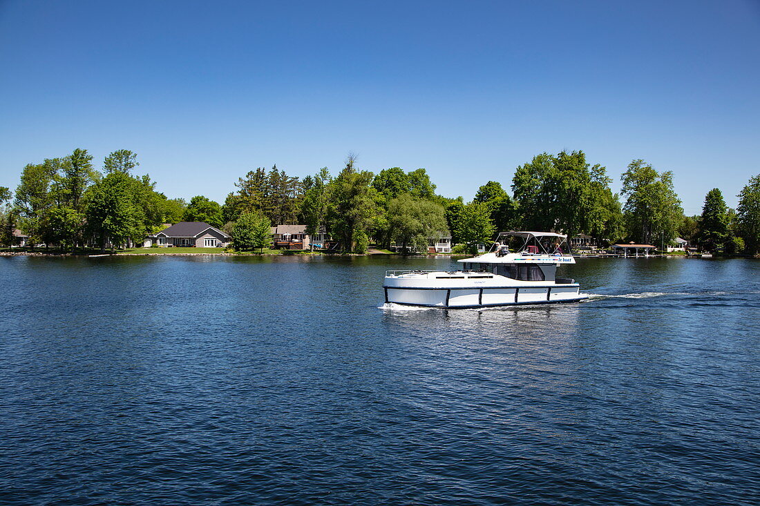 Le Boat Horizon Hausboot auf See mit Häusern am Ufer, Lower Rideau Lake, Ontario, Kanada, Nordamerika