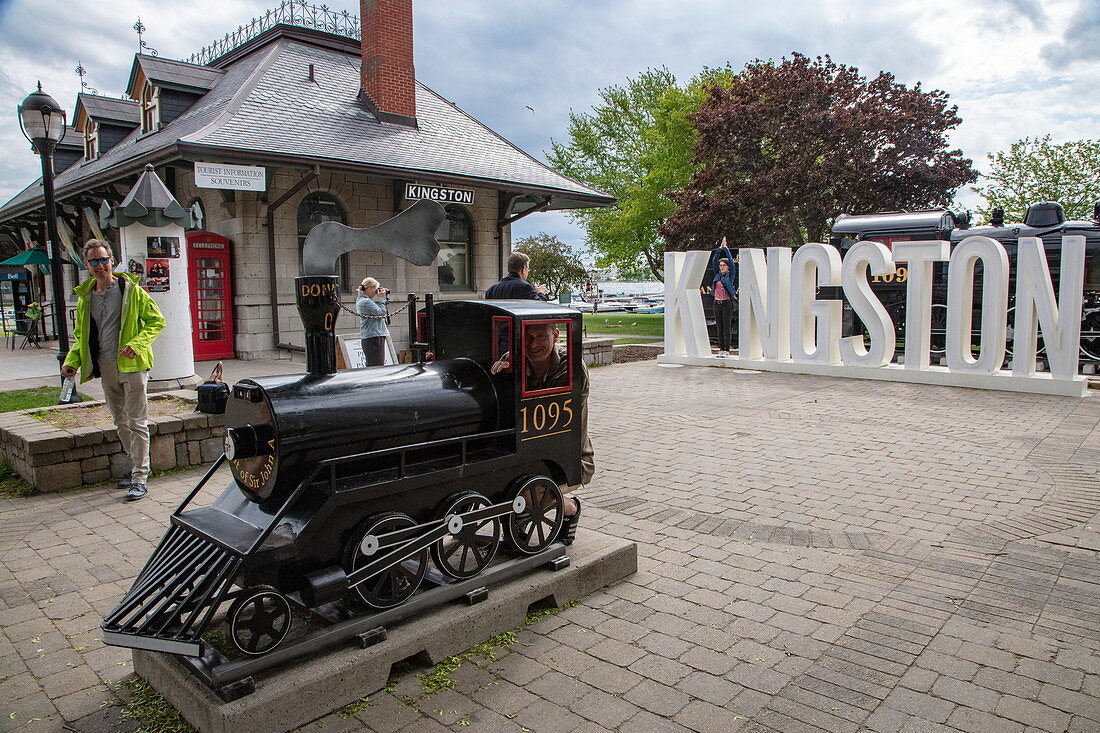 Miniatur Replik einer Lokomotive am historischen Bahnhof, Kingston, Ontario, Kanada, Nordamerika