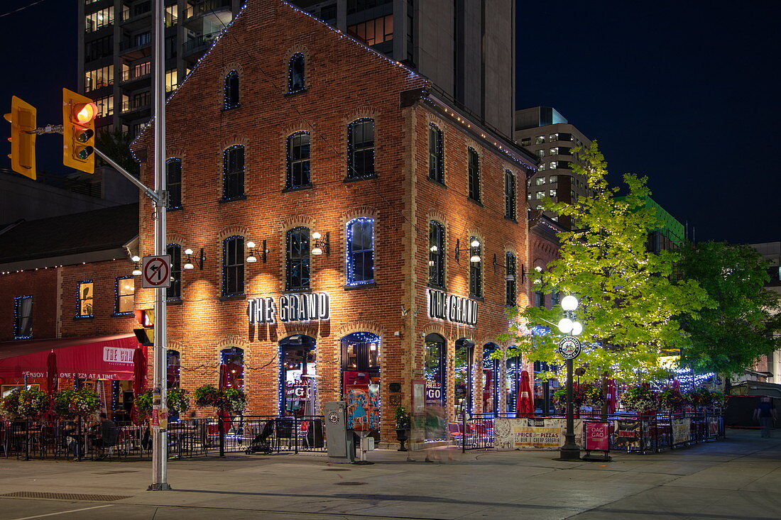 Das Grand Restaurant und Bar bei Nacht, Ottawa, Ontario, Kanada, Nordamerika