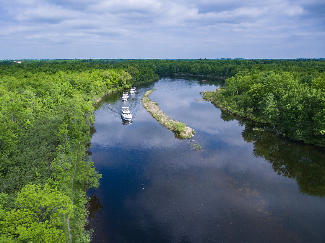 Luftaufnahme von drei Le Boat Horizon Hausbooten auf Fluss Tay River, nahe Perth, Ontario, Kanada, Nordamerika