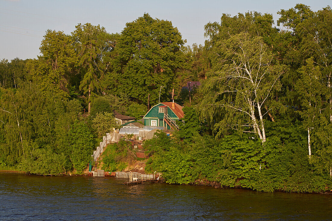 Haus am Ufer des Stausees 'Klyaz'minskoye vodokhranilishche', Klyazminskoe Reservoir, Moskau-Wolga-Kanal, Moskovskaja Oblast, Russland, Europa