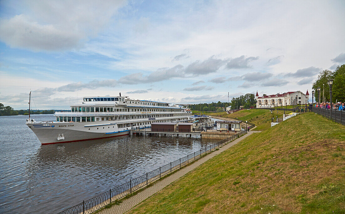 Anlegestelle mit Kreuzfahrtschiff in Uglitsch an der Wolga, Wolga-Ostsee-Wasserweg, Goldener Ring, Russland, Europa