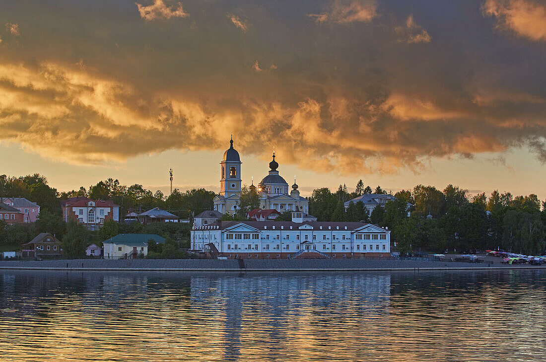 Sonnenuntergang in Myschkin an der Wolga, Oblast Jaroslawl, Russland, Europa