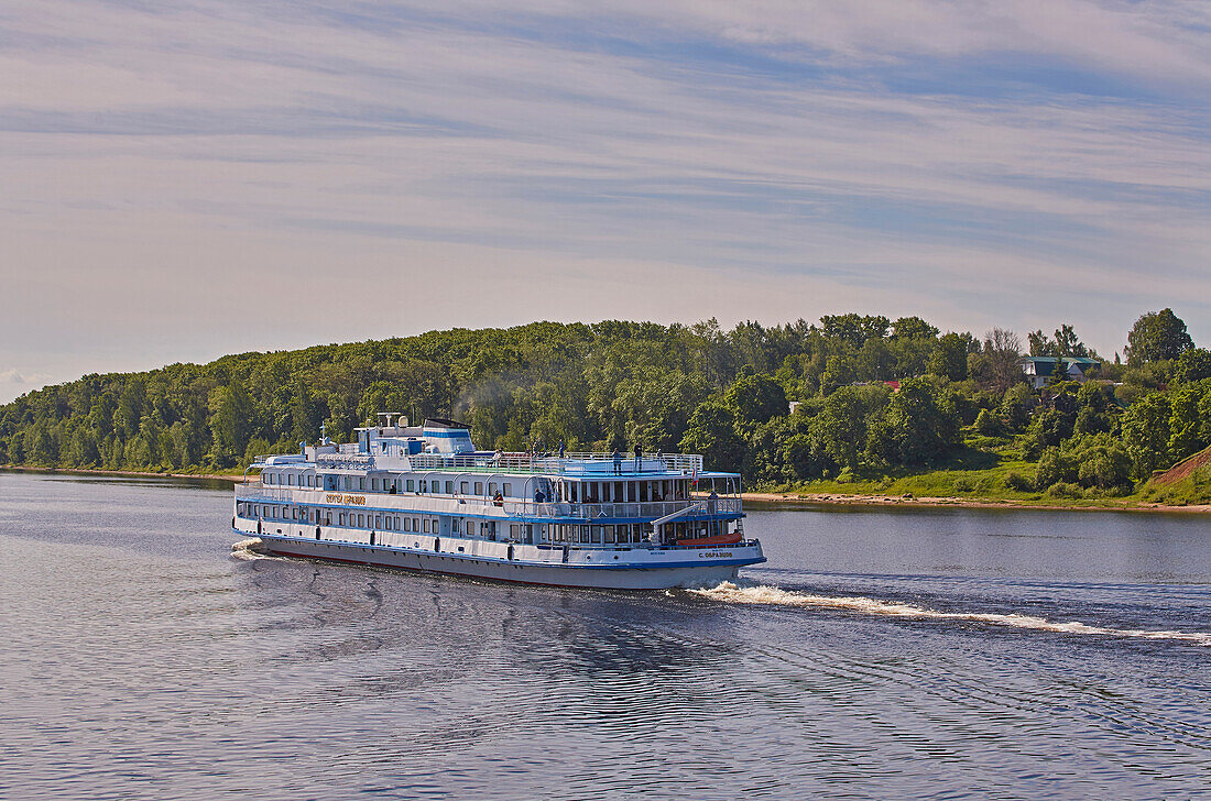 River cruise ship at Tutayev on the Volga, Yaroslavl Oblast, Russia, Europe