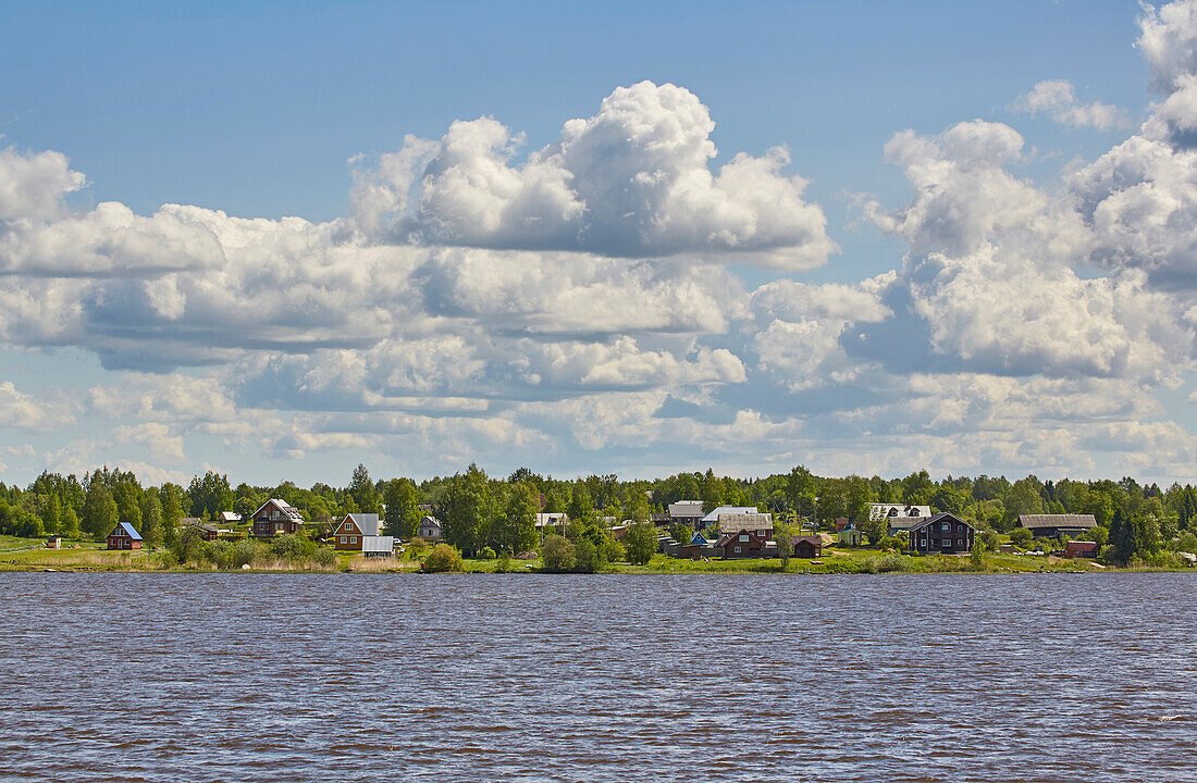 Dorf bei Kyrillow an der Scheksna, Wolga-Ostsee-Kanal, Oblast Wologda, Russland, Europa