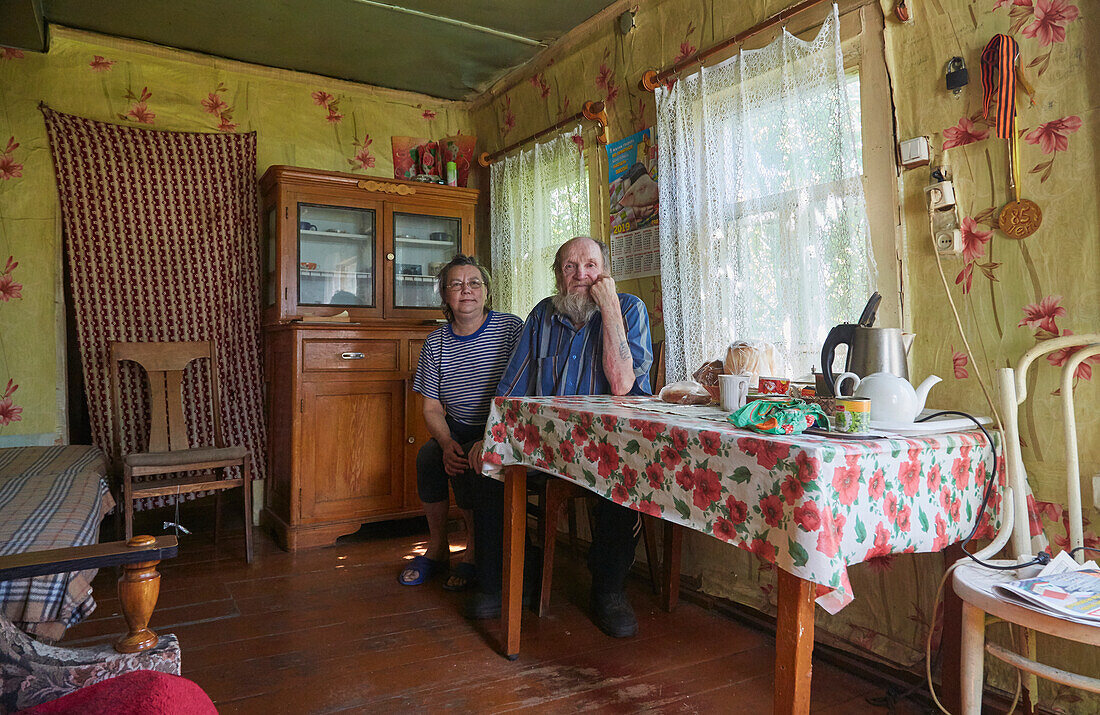 Ehepaar in seinem Holzhaus im Dorf Gorizy bei Kirillow, Goritsy, Scheksna, Wolga-Ostsee-Kanal, Oblast Wologda, Russland, Europa