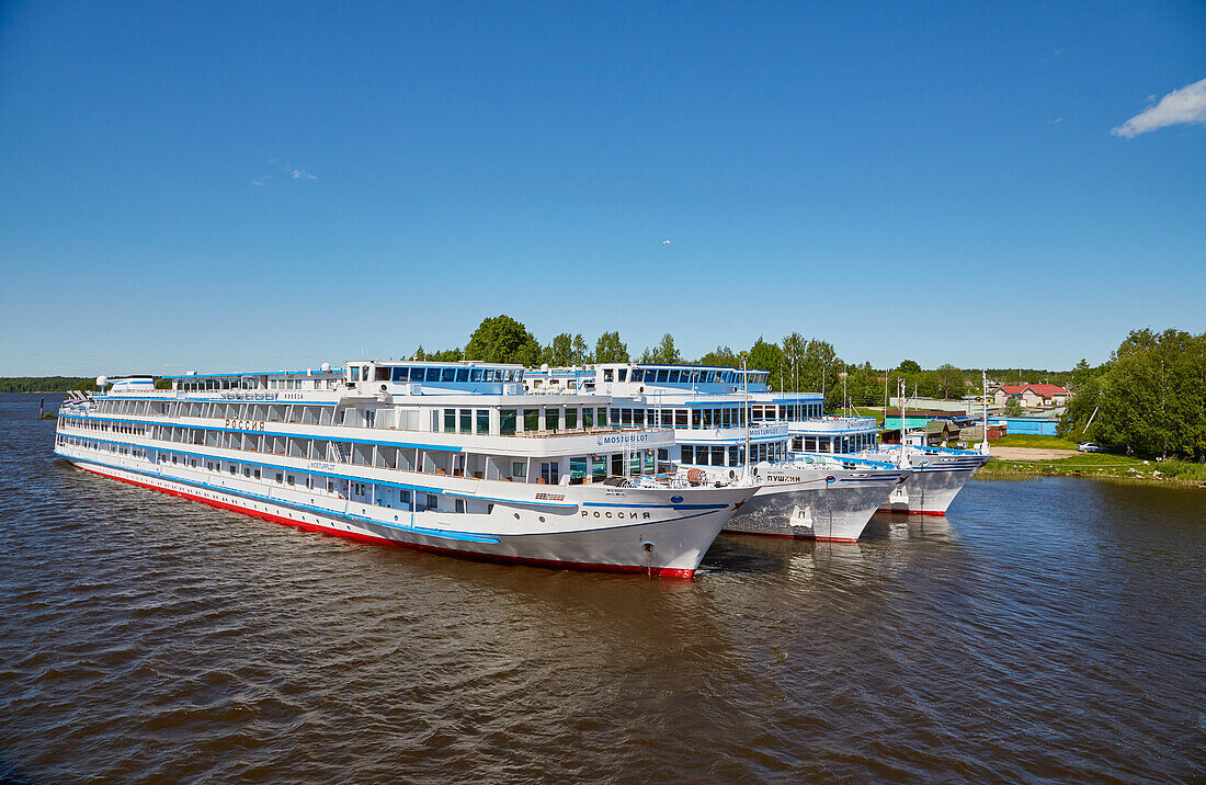 Pier and river cruise ship, Goritsy near Kirillow, Goritsy, Scheksna, Volga-Baltic Canal, Vologda Oblast, Russia, Europe