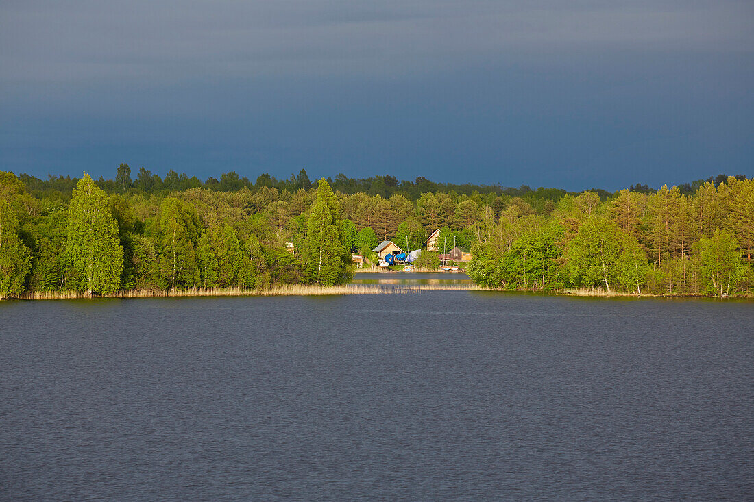 Siedlung am Ufer des Onegasees, Republik Karelien, Russland, Europa