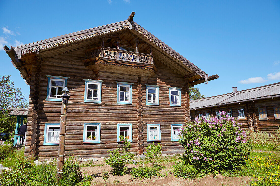 Altes Dorf aus dem XIX. Jh. aus Vologda im Museumsdorf Werchnije Mandrogi am Fluß Swir, Mittlerer Swir, Lenin-Wolga-Ostsee-Kanal, Oblast Leningrad, Russland, Europa