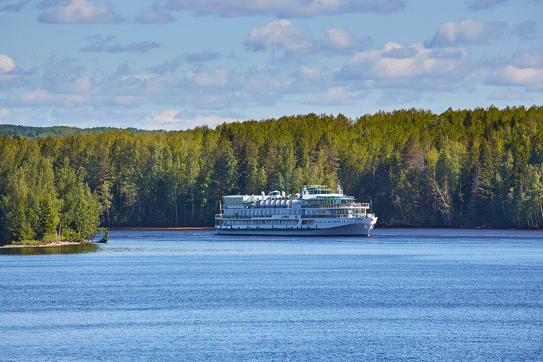 Cruise ship at Verkhniye Mandrogi on the river Svir, Middle Swir, Lenin-Volga-Baltic Canal, Leningrad Oblast, Russia, Europe