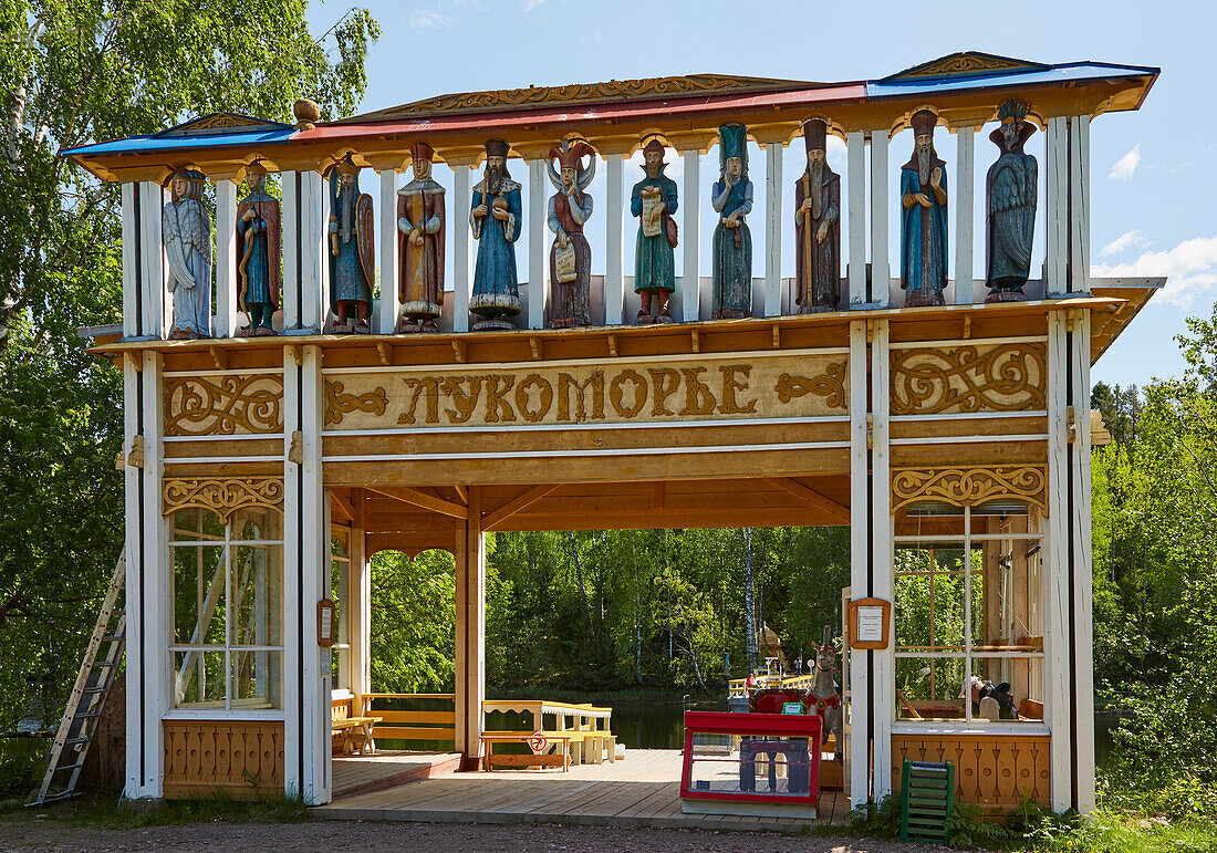 Fährstelle im Museumsdorf Werchnije Mandrogi am Fluß Swir, Mittlerer Swir, Lenin-Wolga-Ostsee-Kanal, Oblast Leningrad, Russland, Europa