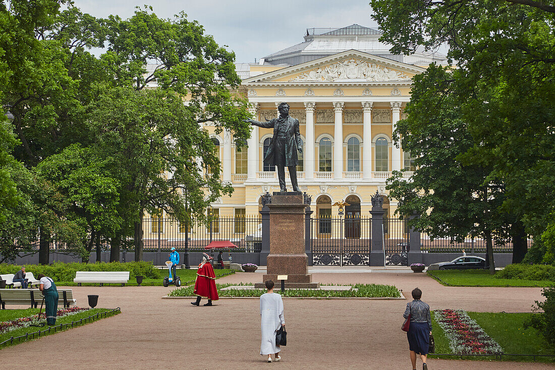 Puschkin Denkmal vor dem Michaelspalast mit Russischem Museum in St. Petersburg, Russland, Europa