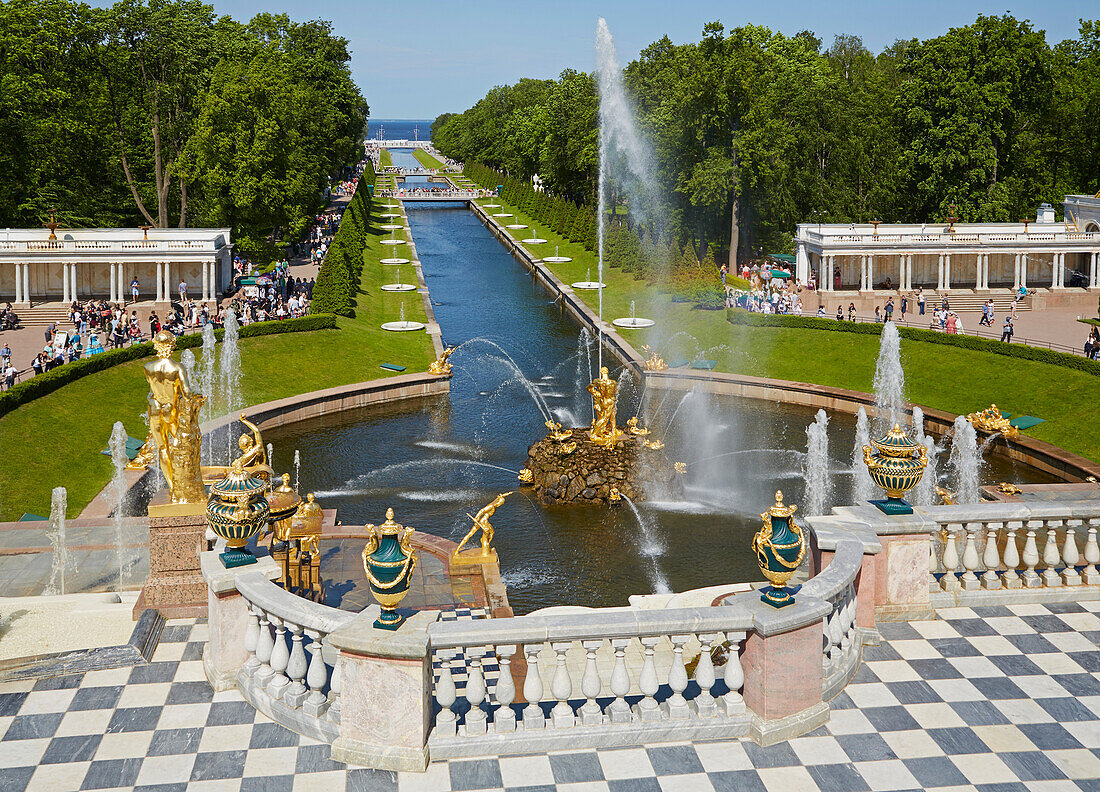 Peterhof, Petergóf bei St. Petersburg, Blick vom Großen Palast zum Unteren Park, Finnischer Meerbusen, Russland, Europa
