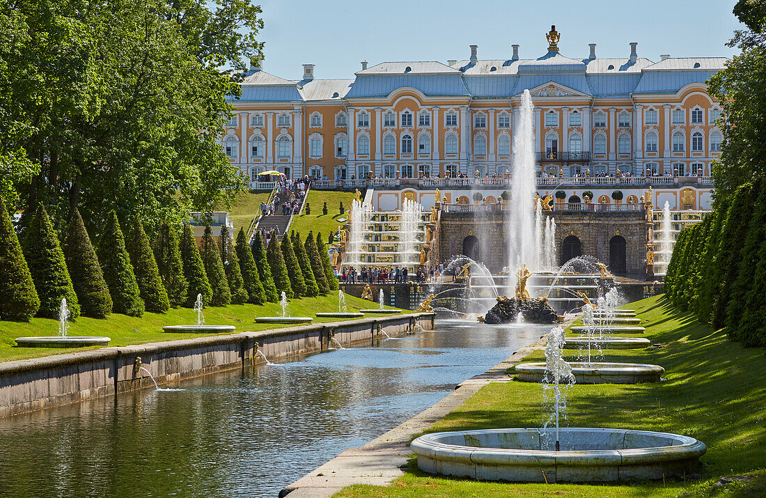 Peterhof, Petergóf near St. Petersburg, view over the Meeresksnal in the Lower Park to the Grand Cascade and the Grand Palace, Gulf of Finland, Russia, Europe