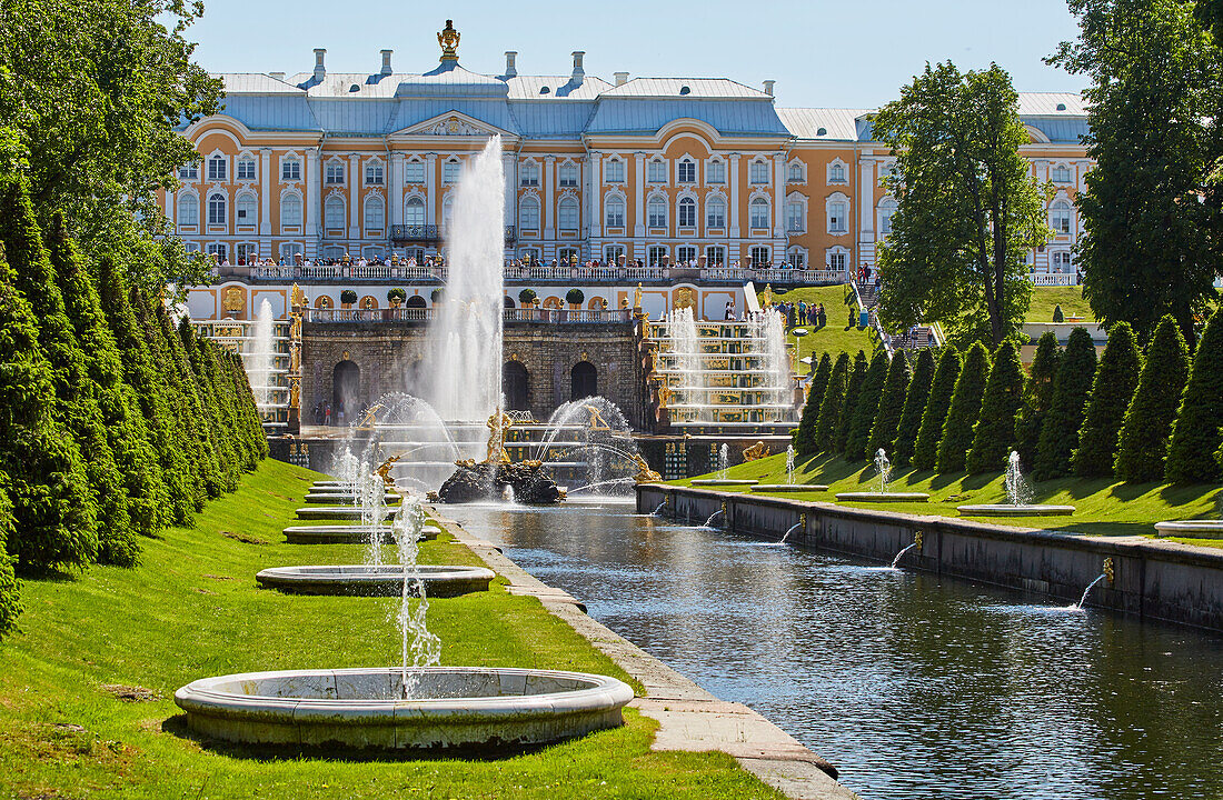 Peterhof, Petergóf near St. Petersburg, view over the Meeresksnal in the Lower Park to the Grand Cascade and the Grand Palace, Gulf of Finland, Russia, Europe