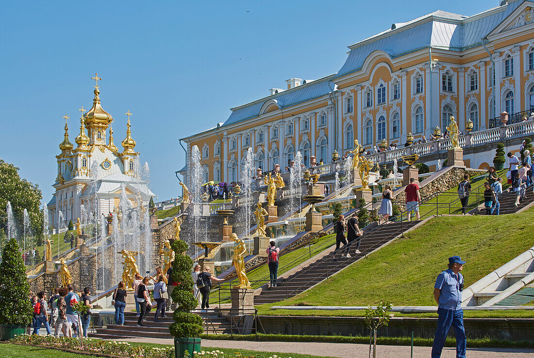 View from the Lower Park to the Grand Cascade and the Grand Palace and Church, Peterhof, Petergóf near St. Petersburg, Gulf of Finland, Russia, Europe