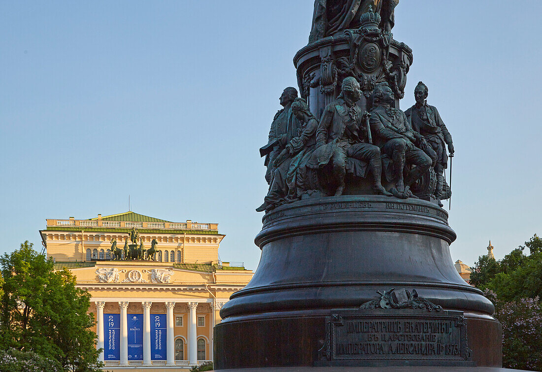 St. Petersburg, Ostrovskij-Platz mit dem Denkmal von Katharina der Großen, Im Hintergrund das Alexandrinen-Theater, Russland, Europa