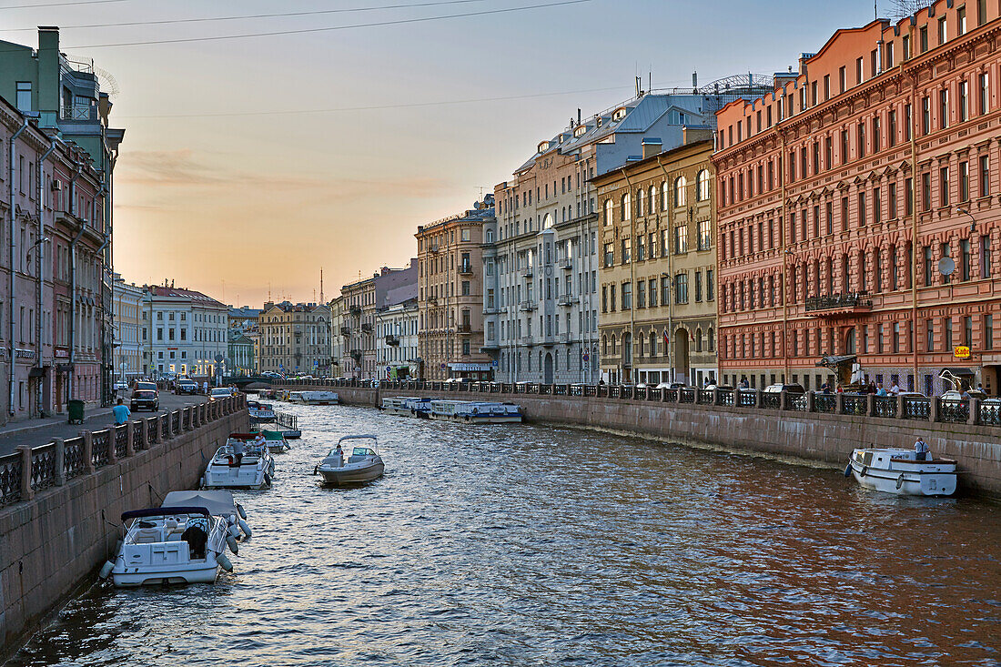 Die Mojka, Boote und Uferstraße in St. Petersburg, Historisches Zentrum, Russland, Europa