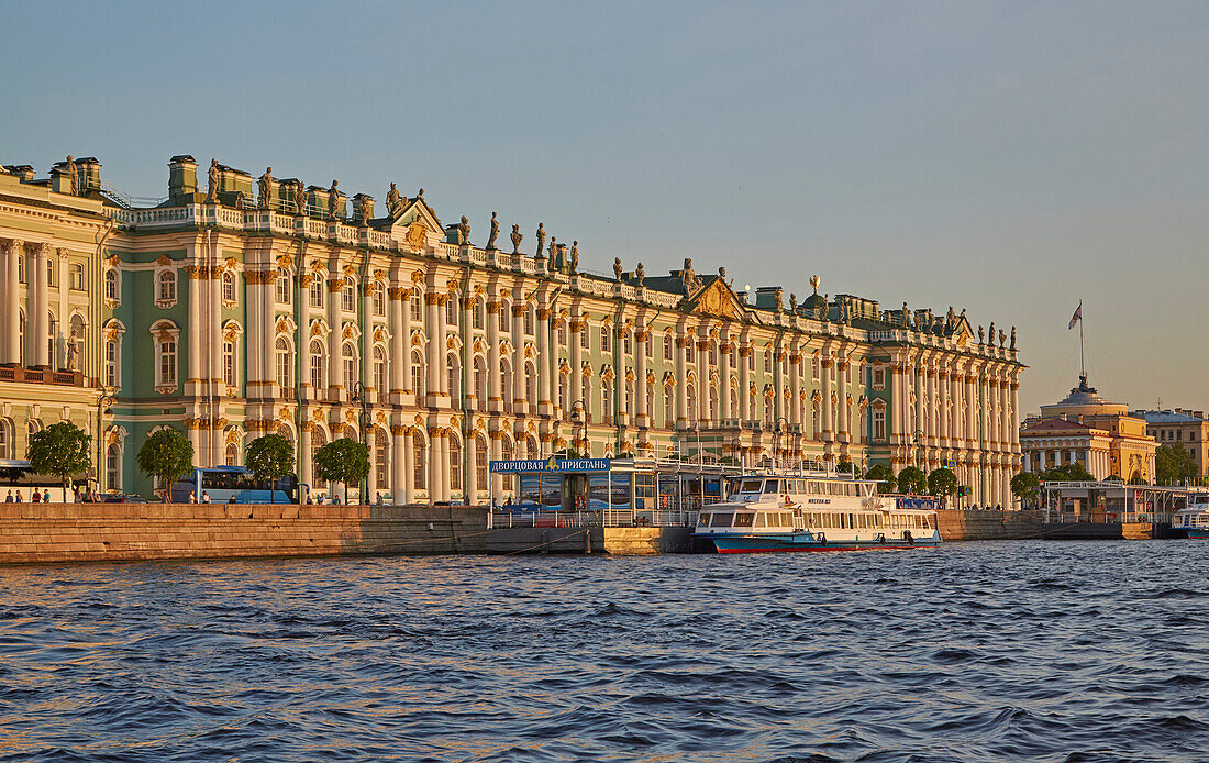 Eremitage (Winterpalast) in St. Petersburg, Palastufer, Historisches Zentrum, Newa, Russland, Europa
