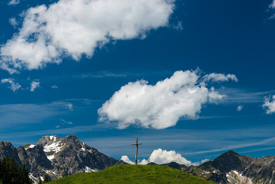 Kreuz bei der Willersalpe, Hintersteiner Tal, dahinter der Berg Großer Daumen, 2280m, Bad Hindelang, Allgäu, Bayern, Deutschland, Europa