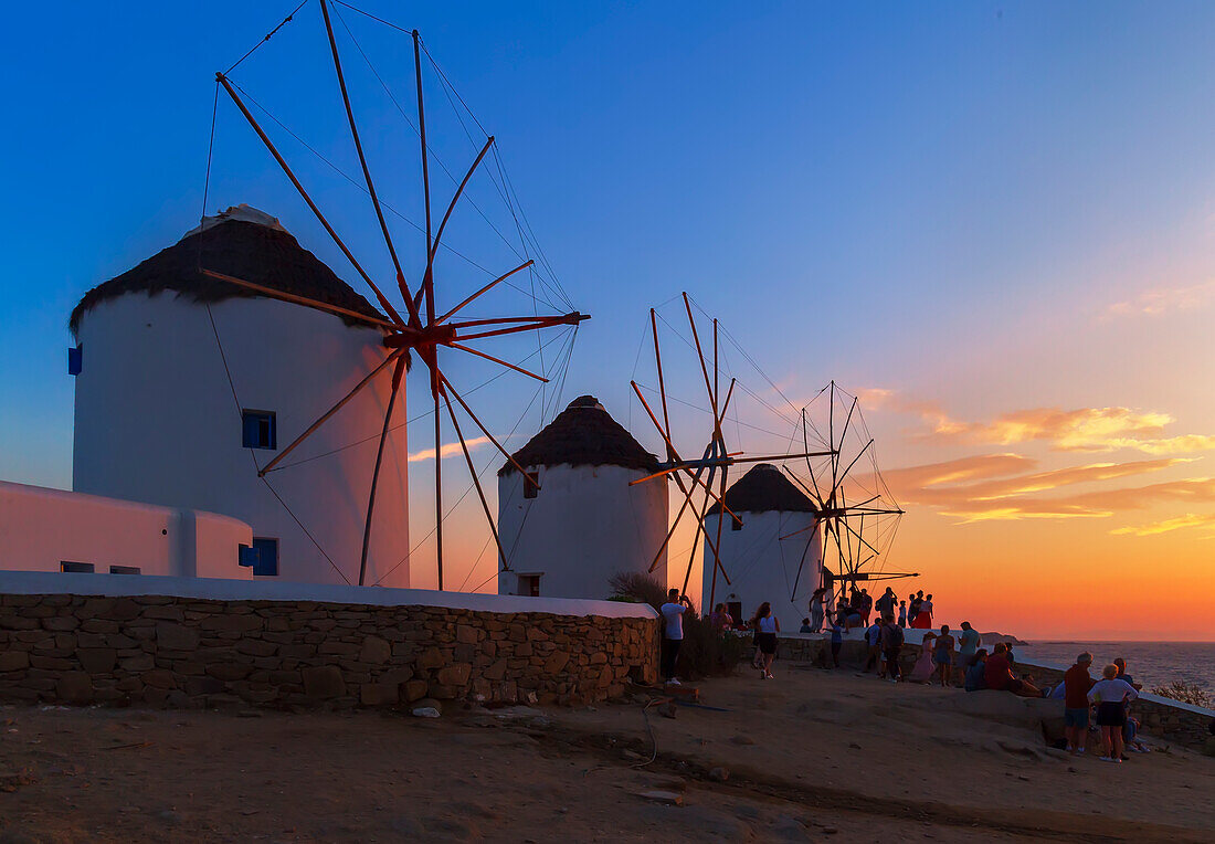 Windmühlen Kato Mili bei Sonnenuntergang, Mykonos-Stadt, Mykonos, Kykladen, Griechenland