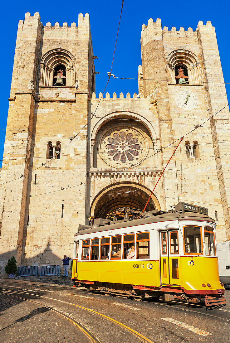 Elektrische Straßenbahn vor der Kathedrale Santa Maria Maior, Lissabon, Portugal