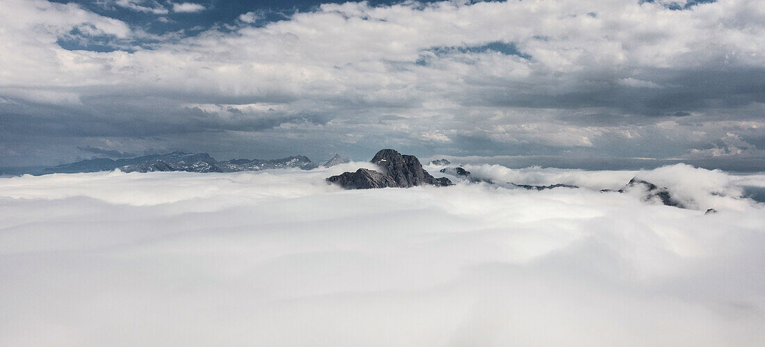 Der Große Hundstod ragt aus dem Nebel, Berchtesgadener Alpen, Bayern, Deutschland