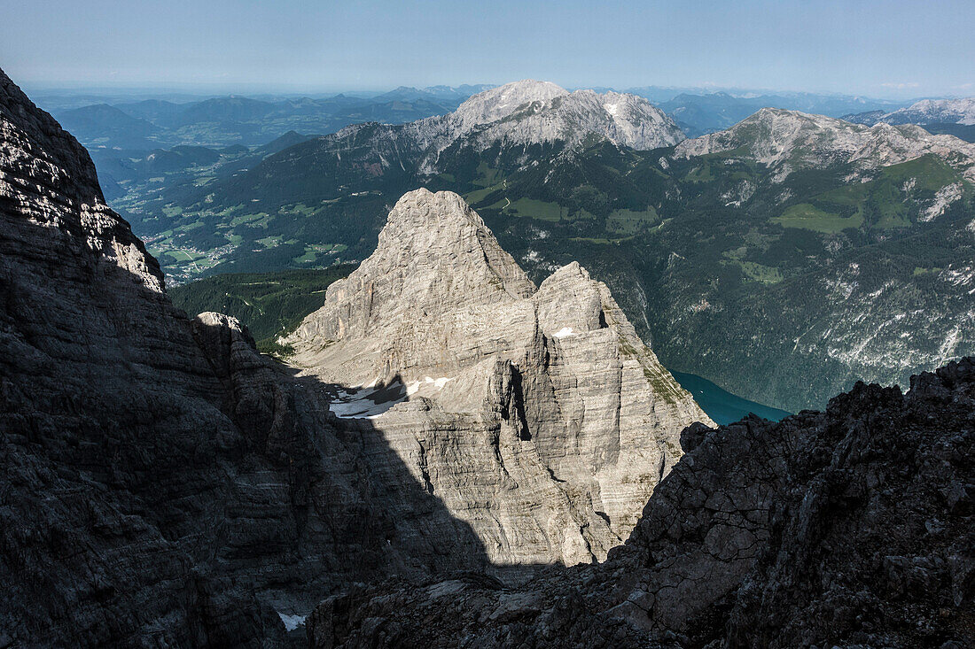 Ausblick aus der Watzmann Ostwand auf den Kleinen Watzmann und den Hohen Göll dahinter, Berchtesgadener Alpen, Bayern, Deutschland