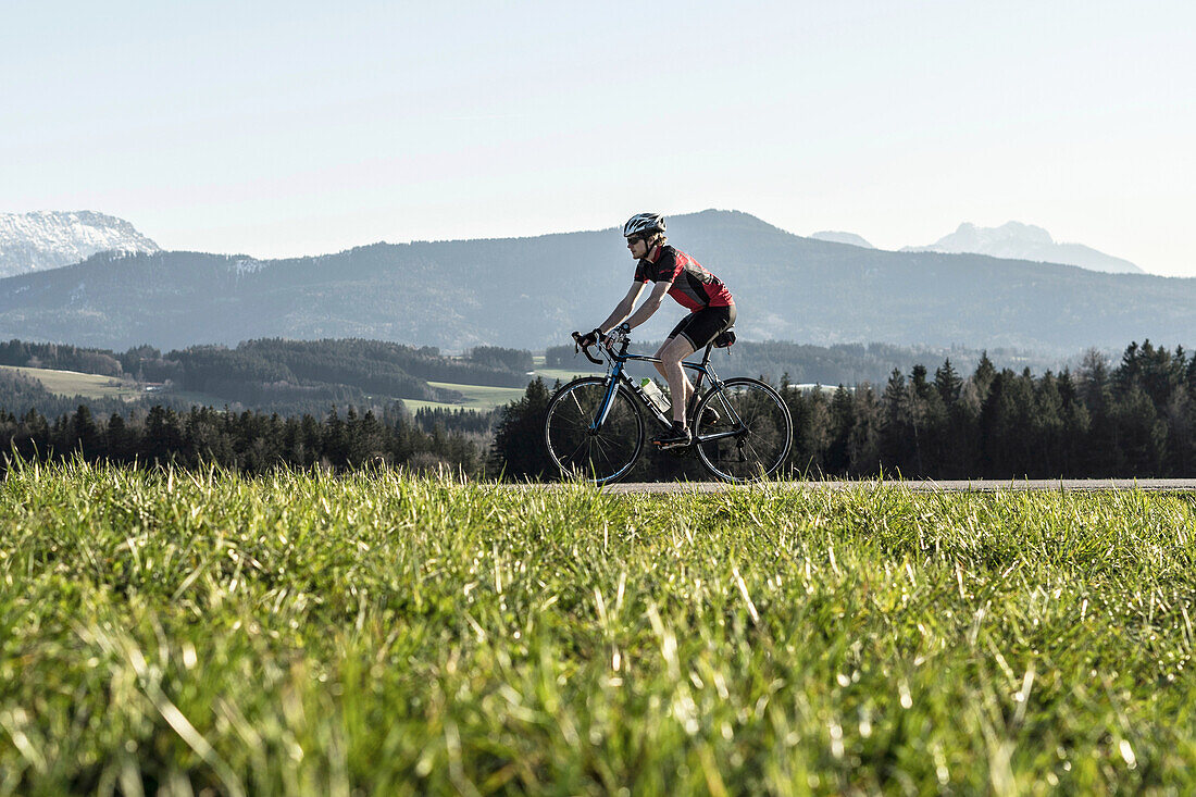 Rennradfahrer am Bichlpass, im Hintergrund der Teisenberg, Neukirchen, Bayern, Deutschland