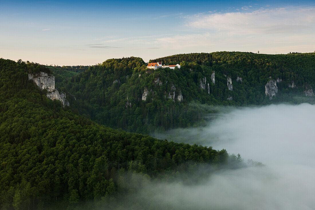 Ausblick vom Eichfelsen auf Burg Wildenstein mit Morgennebel, Sonnenaufgang, bei Irndorf, Naturpark Obere Donau, Oberes Donautal, Donau, Schwäbische Alb, Baden-Württemberg, Deutschland