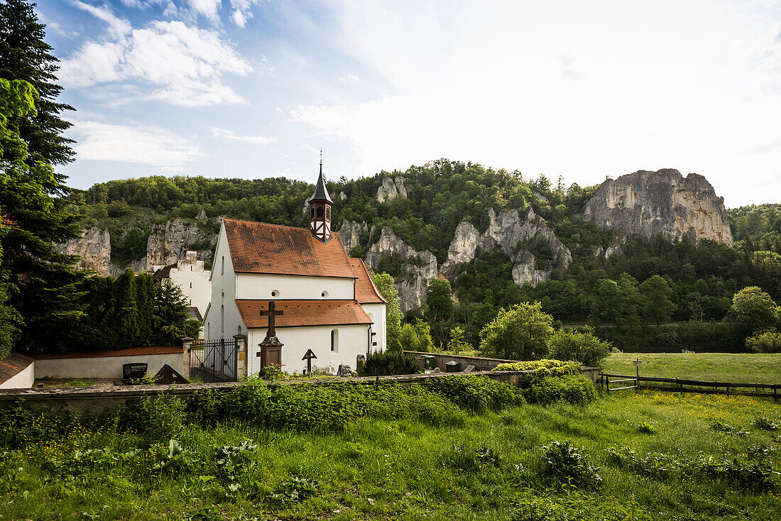 St. George's Chapel and Rabenfelsen, near Thiergarten, Upper Danube Nature Park, Upper Danube Valley, Danube, Swabian Alb, Baden-Württemberg, Germany