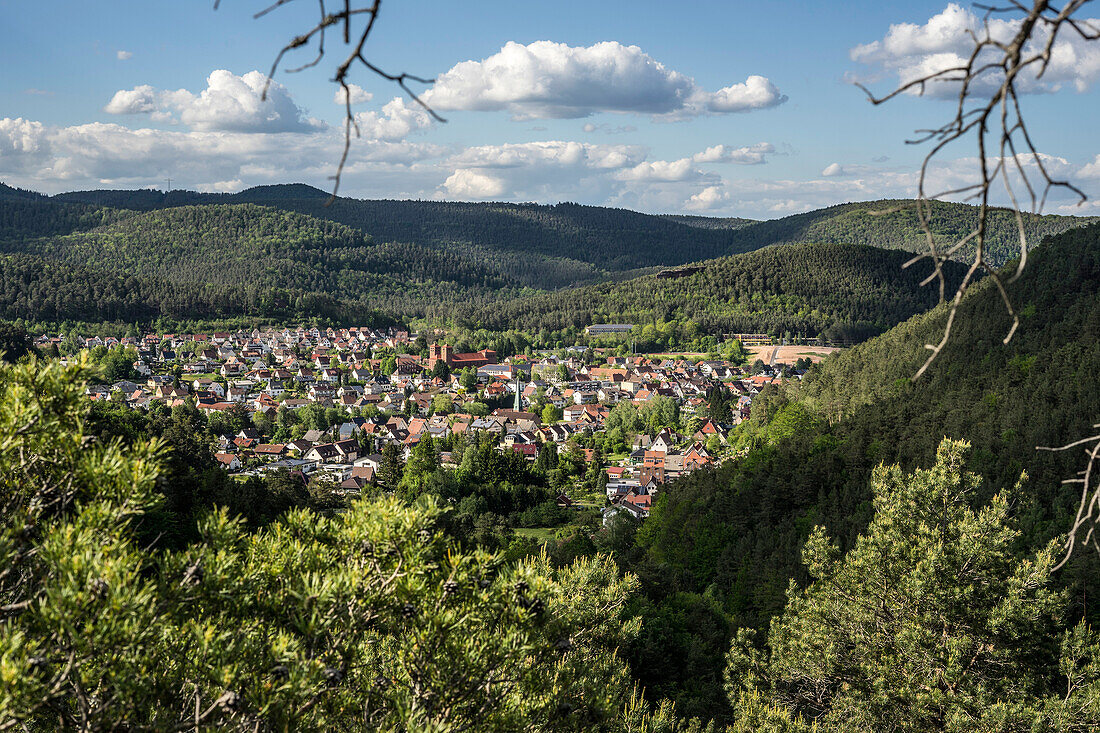 Ausblick auf Hauenstein von den Lanzenfahrter Felsen aus, Hauenstein, Rheinland-Pfalz, Deutschland