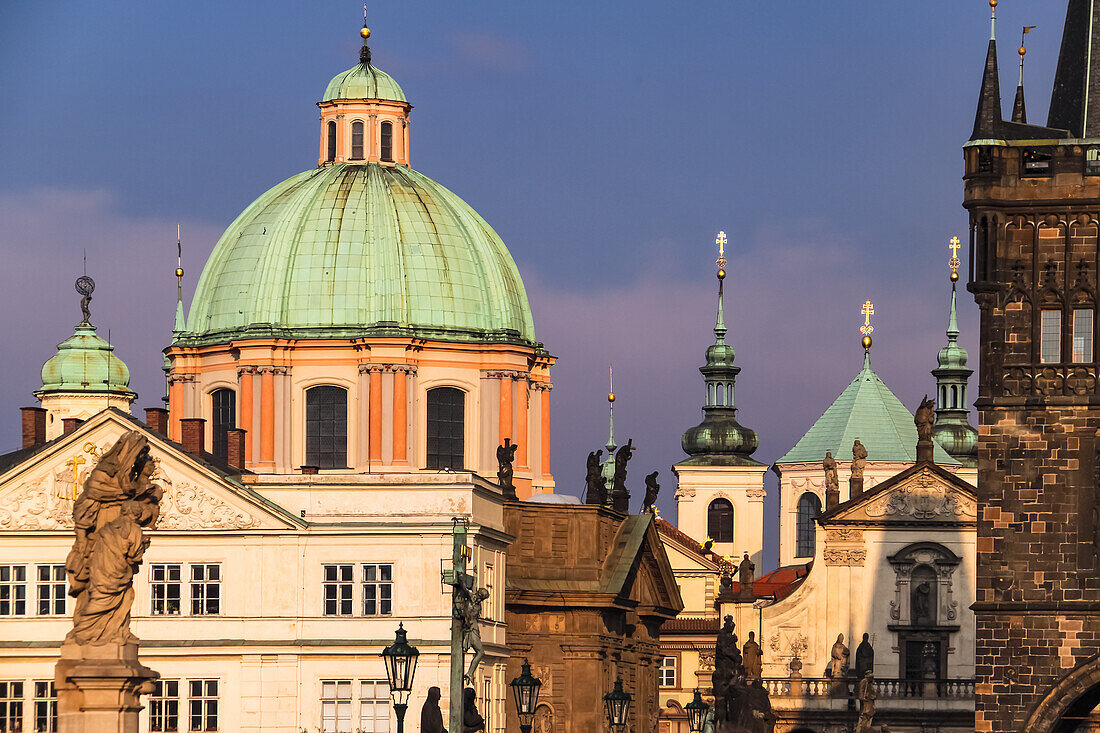 Die Sehenswürdigkeiten der Prager Altstadt gesehen von der historischen Karlsbrücke, Prag, Tschechien