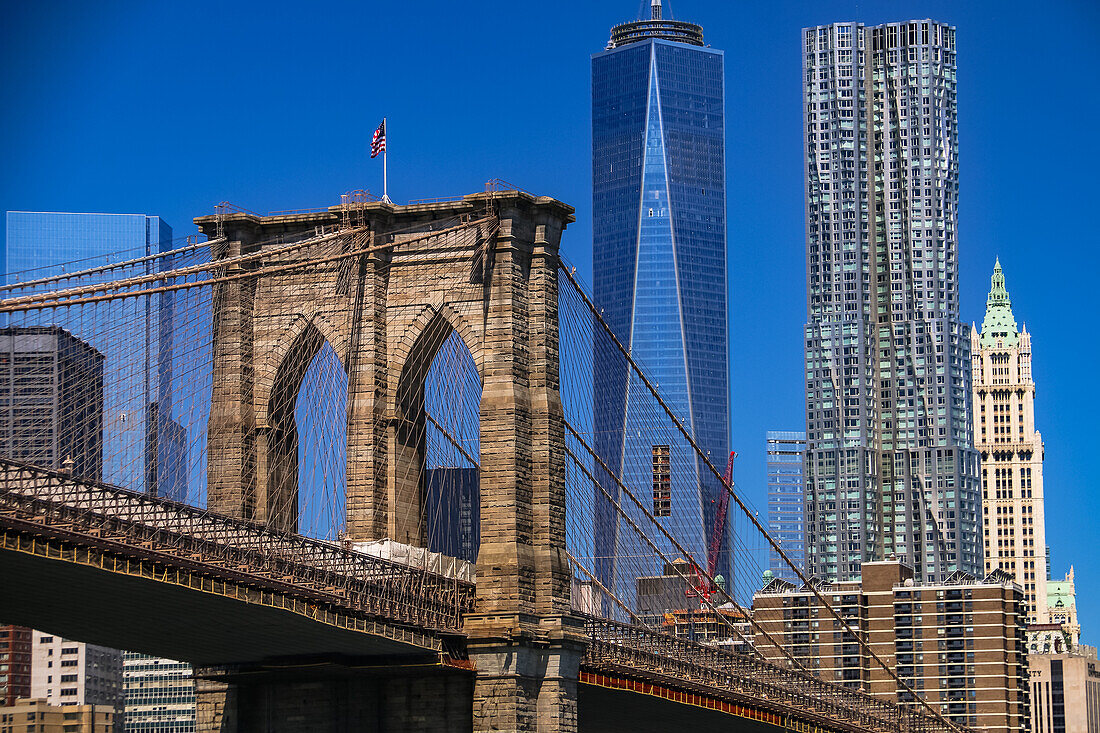 Die Brooklyn Bridge verbindet Manhattan und Brooklyn mit Blick auf das One World Trade Center, New York City, USA